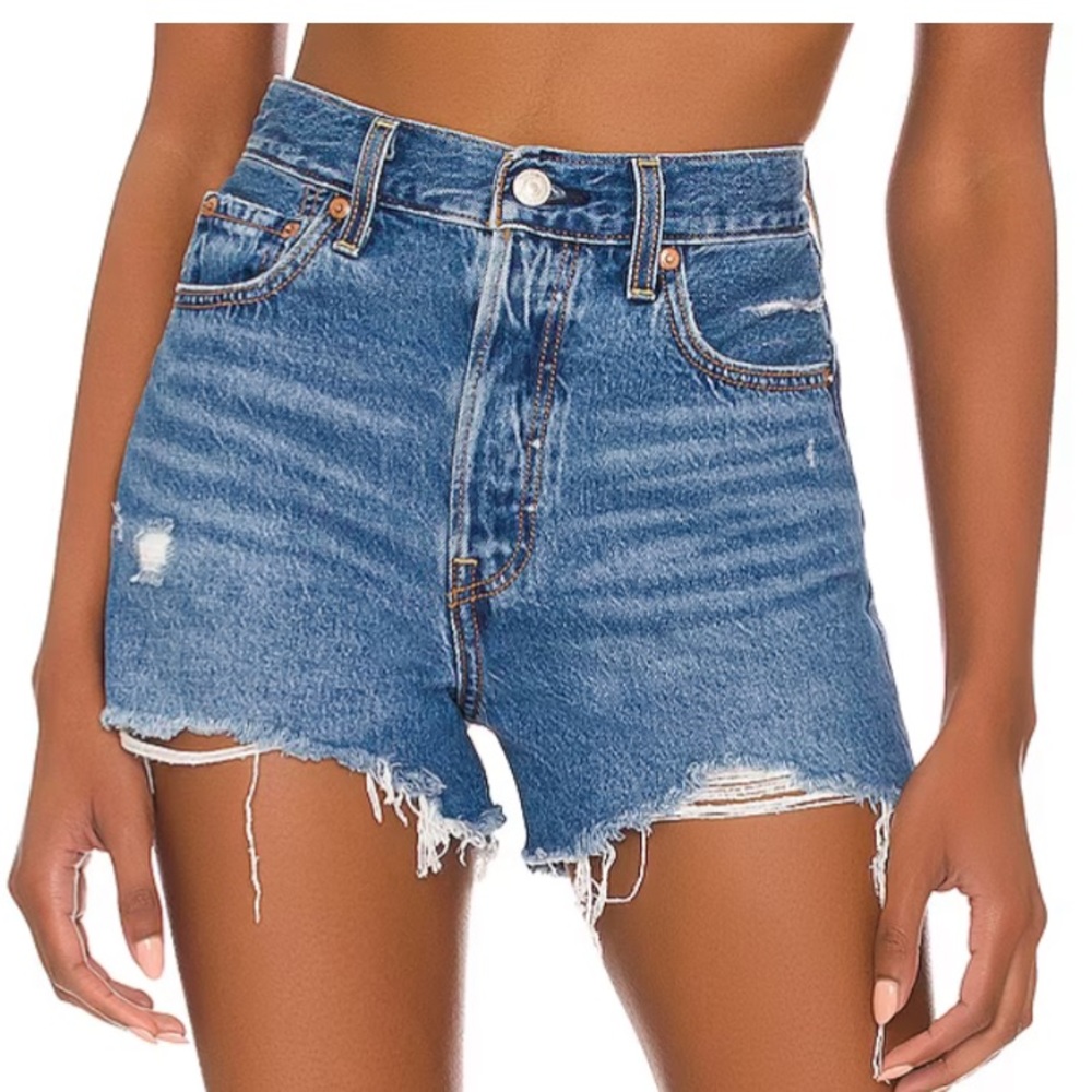 NWT Levi's Ribcage jean shorts in size 32